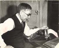 MENCKEN%20AT%20TYPEWRITER.jpg