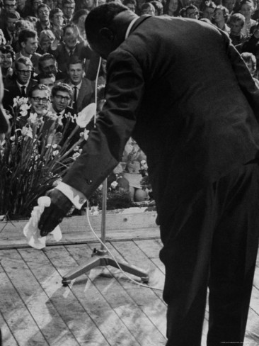 john-loengard-trumpeter-louis-armstrong-bowing-to-a-spellbound-dutch-audience-during-a-concert-with-his-band.jpg