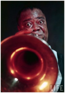 louis-armstrong-blowing-on-trumpet-tulsa-1954