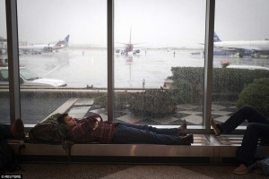 23877A8E00000578-2850314-A_man_sleeps_at_LaGuardia_airport_on_the_day_before_Thanksgiving-79_1417038292172