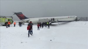 laguardia-plane-runway-delta