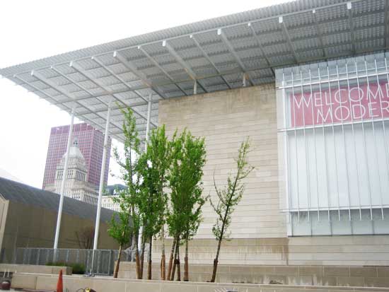 Renzo Piano's unmagical "Flying Carpet" atop Art Institute of Chicago's Modern Wing Photo by Lee Rosenbaum
