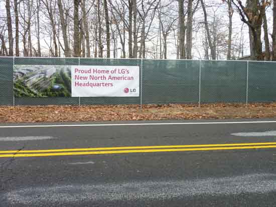 2-lane Hudson Terrace, one of two thoroughfares between LG construction site and Palisades Interstate Park Photo by Lee Rosenbaum