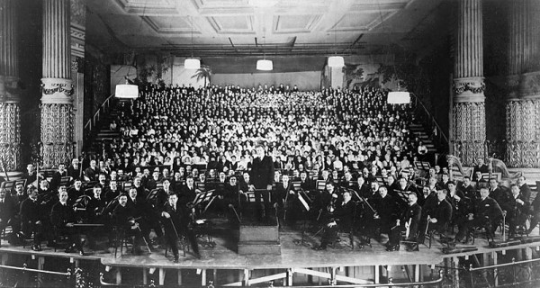 Philadelphia_Orchestra_at_American_premiere_of_Mahler's_8th_Symphony_(1916)