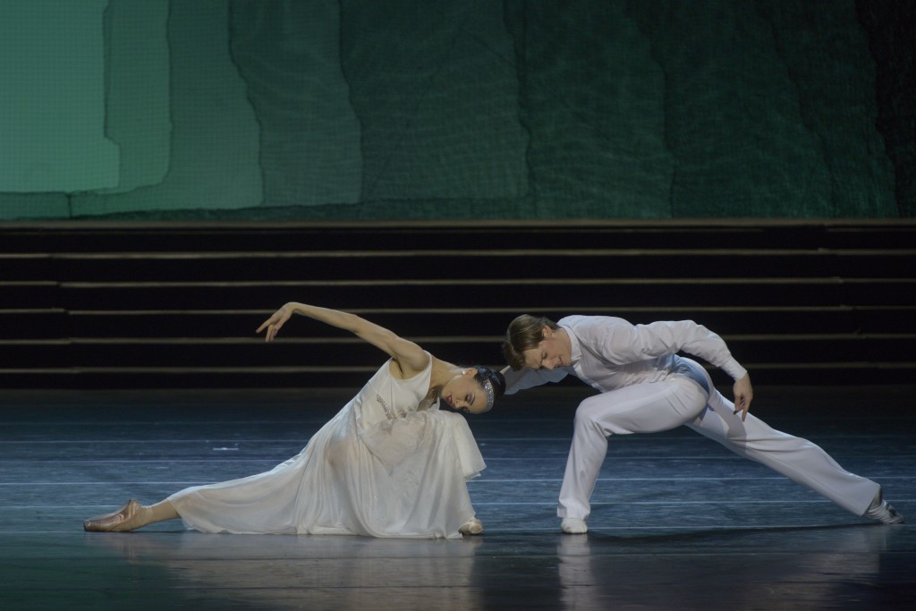 Cinderella (Diana Vishneva) dances with the Prince (Shklyarov). Photo: V. Baranovsky