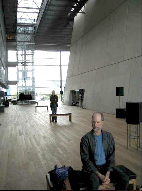 JLAatMuziekgebouw.jpg