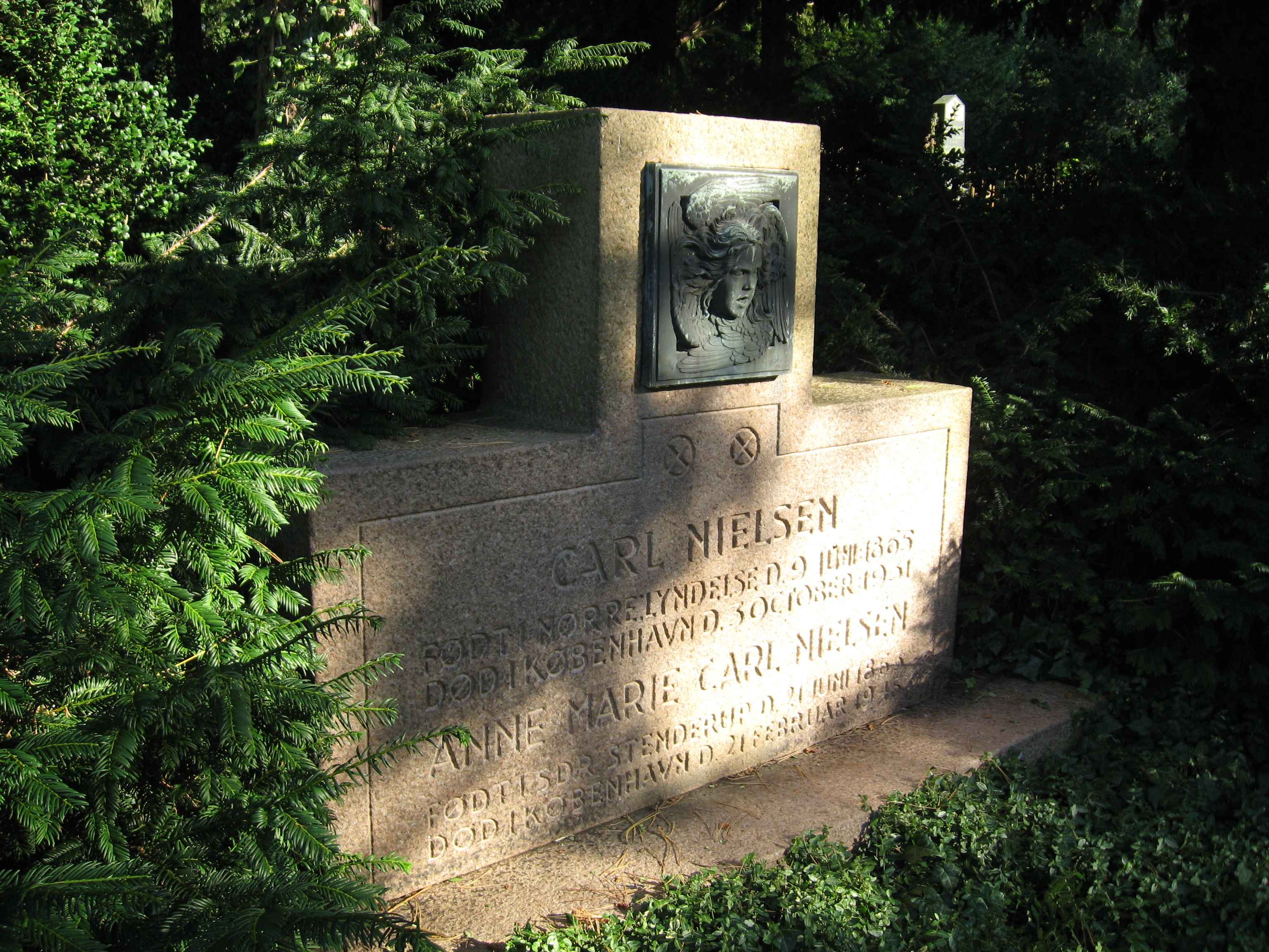 Nielsengrave.jpg