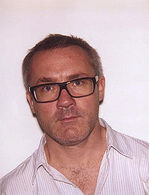 220px-Damien-Hirst-1.jpg