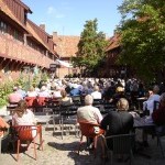 Per Helsas Gard courtyard crowd