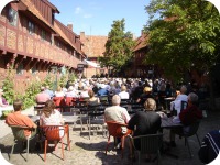 Per Helsas Gard courtyard crowd