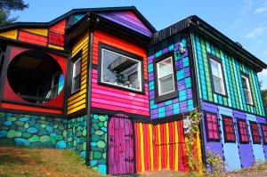 artist-turns-her-new-york-home-into-a-psychedelic-habitat-designboom-04