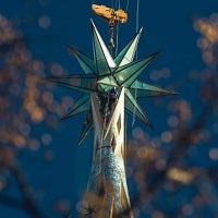 Five-Ton, 12-Point Glass Star Installed Atop Highest Tower Of Gaudí’s Sagrada Família