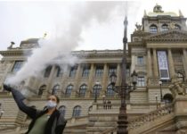 Can Museums Survive If They Stay Politically Neutral?