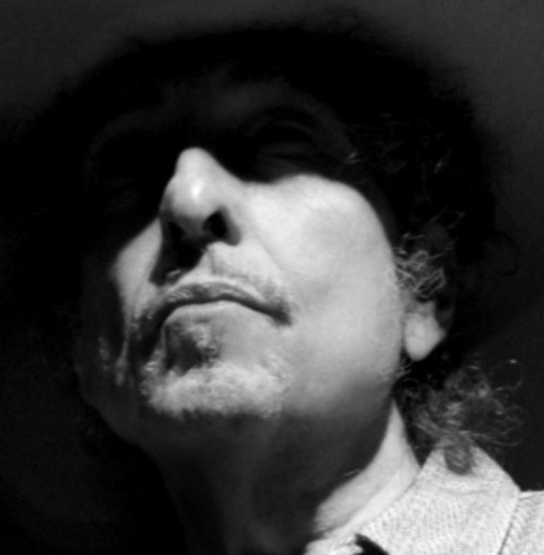Bob Dylan Apologizes For Autopen-Signed Books