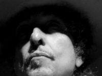 Bob Dylan Apologizes For Autopen-Signed Books