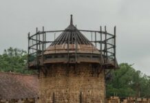 In France, They’re Building A 21st Century Castle With 13th Century Tools