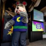 The Slow, Blinking Performance Robots Of An American Pizza Chain Are What One Might Call Endangered