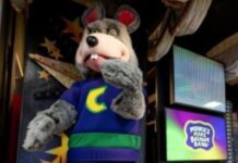 The Slow, Blinking Performance Robots Of An American Pizza Chain Are What One Might Call Endangered