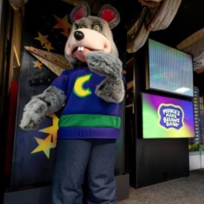 The Slow, Blinking Performance Robots Of An American Pizza Chain Are What One Might Call Endangered