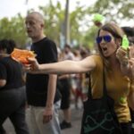 Angry Barcelonans Shoot Tourists With Water Pistols
