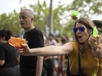 Angry Barcelonans Shoot Tourists With Water Pistols