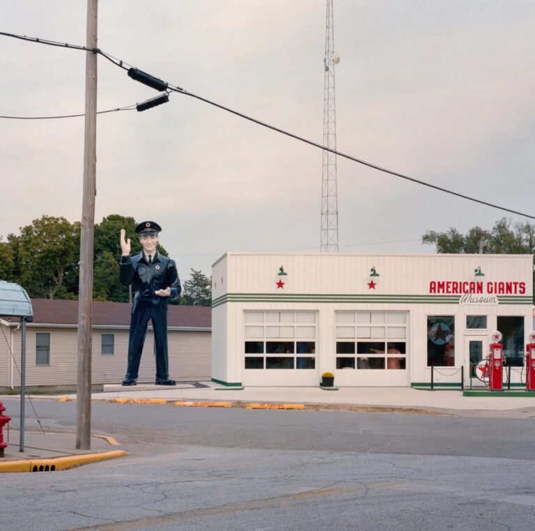 Illinois Town Becomes Home To America’s Fiberglass Giant Statues