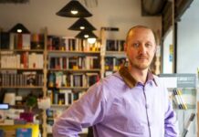 Booksellers In France Protest Media Dominance By Placing Publisher’s Books On Lower Shelves