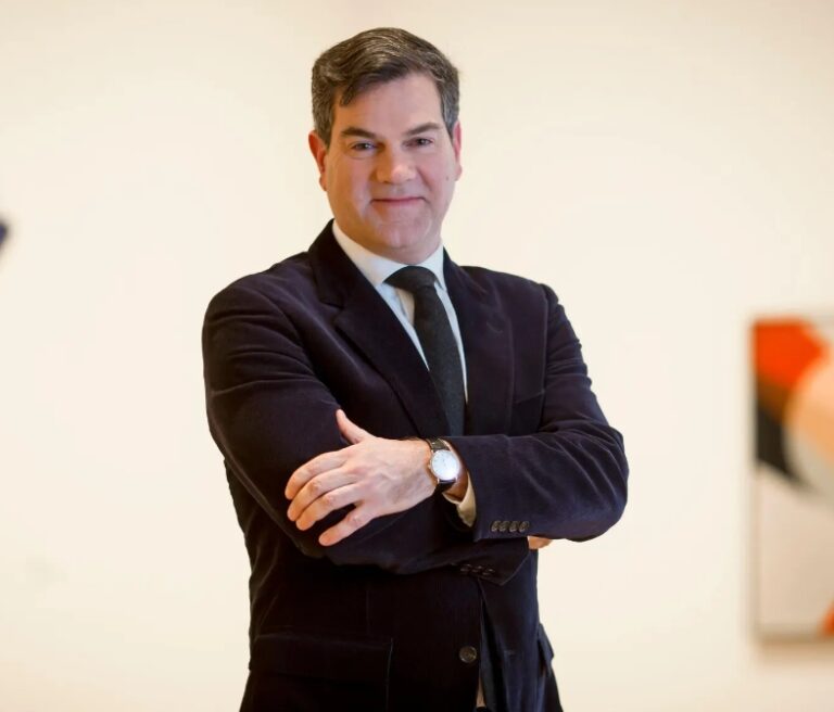 Art Institute Of Chicago Director On Leave After Airplane Incident