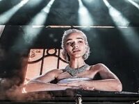 In Defense Of Rachel Zegler’s Balcony Scene In The New West End “Evita”