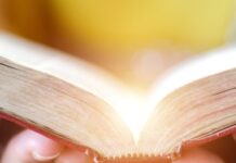 Your Brain Processes Words Differently When You Read (As Opposed To Listening)