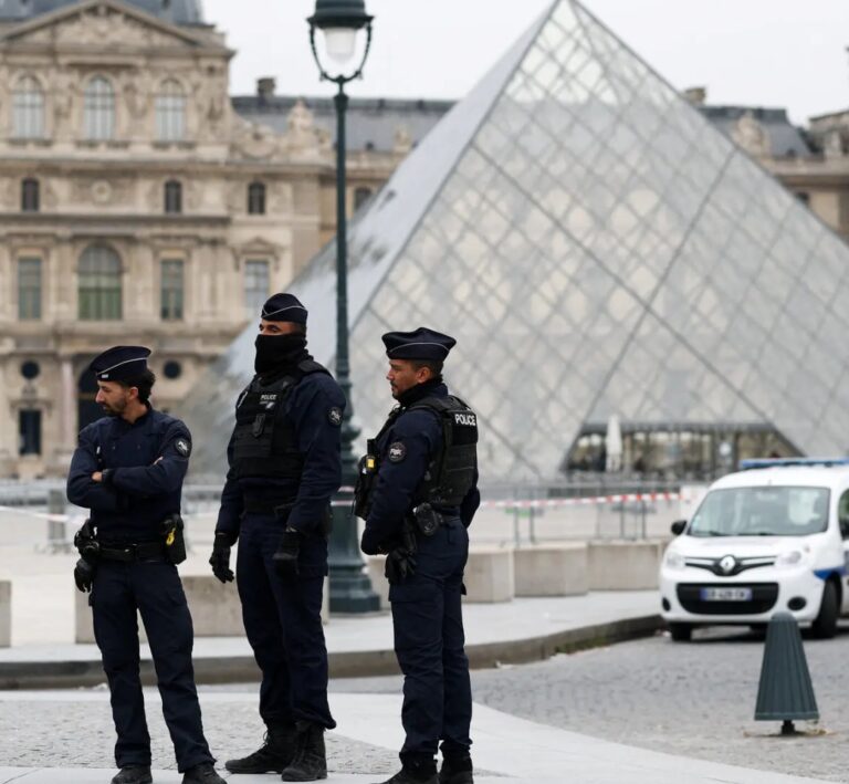Daring Heist At The Louvre Sunday Closes Museum