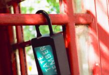 Clandestine Project In London Shares Museum Membership Cards With Poor Artists