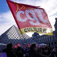Louvre Closed As Threatened Strike Begins