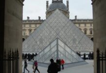 The Louvre Is In A Historic Crisis