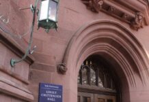 Why More Professors Are Making Their Students Read On Paper