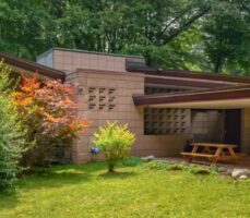 Why Aren’t Frank Lloyd Wright Houses Selling?
