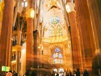 How Gaudí’s Design Keeps Sagrada Familia Standing Tall Without Flying Buttresses