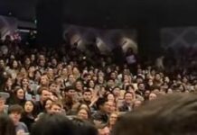University Student Audience Member Steps In To Finish Performance When Keyboardist Falls Ill