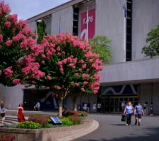 Trump Orders “Warning” Signs Outside Smithsonian Museum