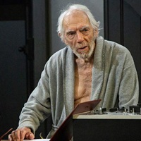 How An Aging Actor With Dementia Does Samuel Beckett