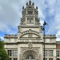 London’s V&A Museum Plans Staff Buyouts