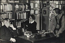 220px-James_Joyce_with_Sylvia_Beach_at_Shakespeare_&_Co_Paris_1920