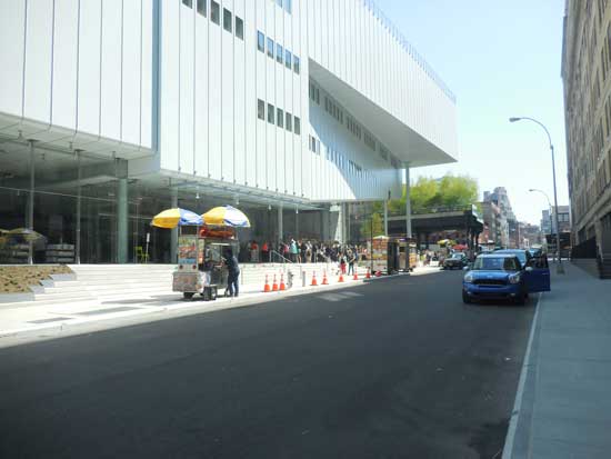 Visitor's line outside new Whitney, with end of High Line in the background Photo by Lee Rosenbaum