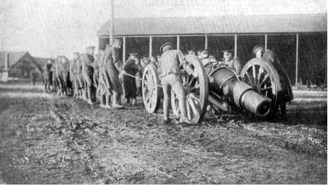 Royal Artillery gun crews and Howitzers WWI at Lydd [Bill Hyde collection].